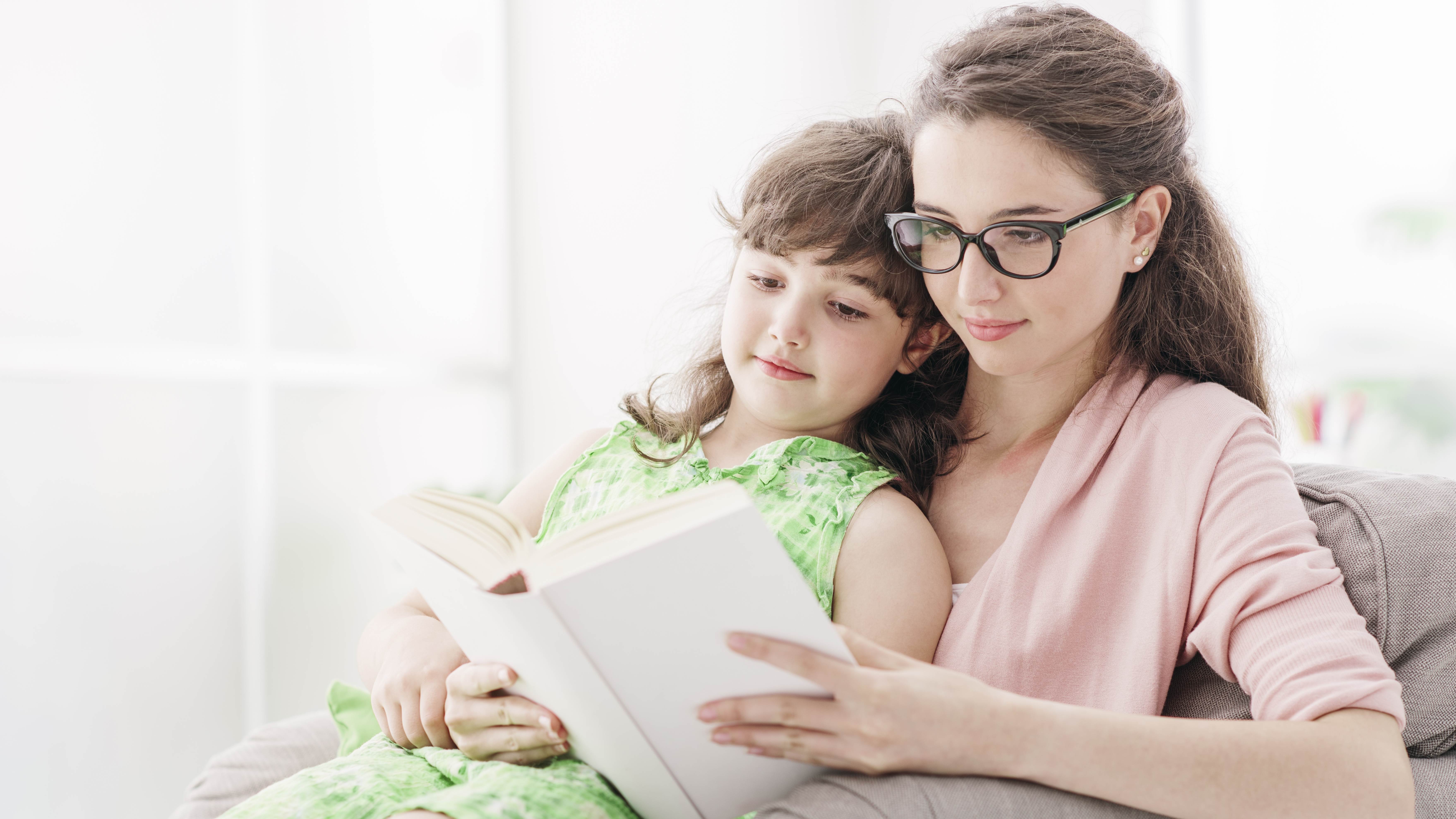 Young mother like. Мама с дочкой читают книгу. Мальчик и мама вместе читают. Мама и маленькая дочь читают. Мама и дочь читают книгу картинка.