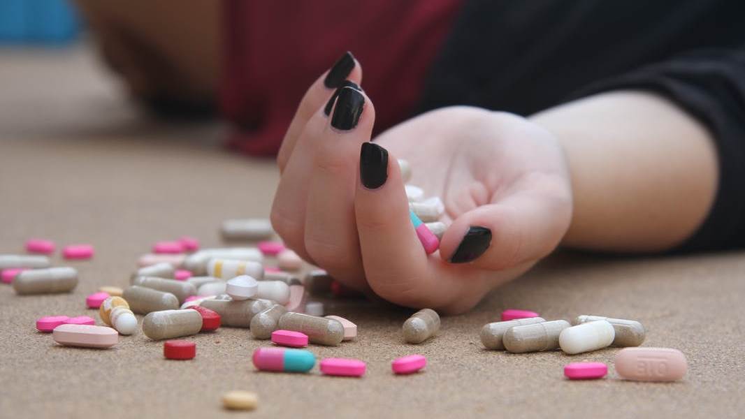 hand full of pills
