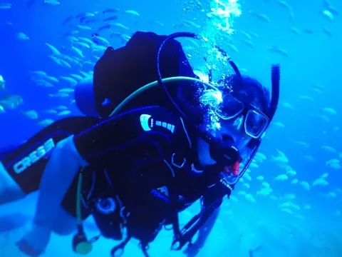 brynn-diving